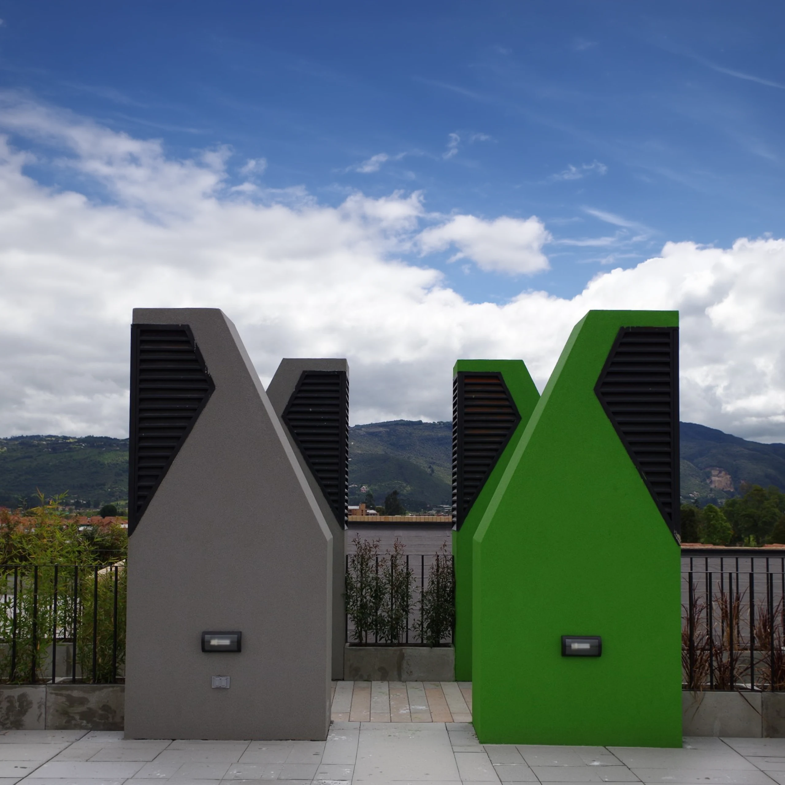 Los desfogues, de cerca: la boca inclinada de cada torre remata el recorrido del aire que empieza en las ventanas de los apartamentos, y convierte un elemento técnico en la figura que se ve desde el parque.