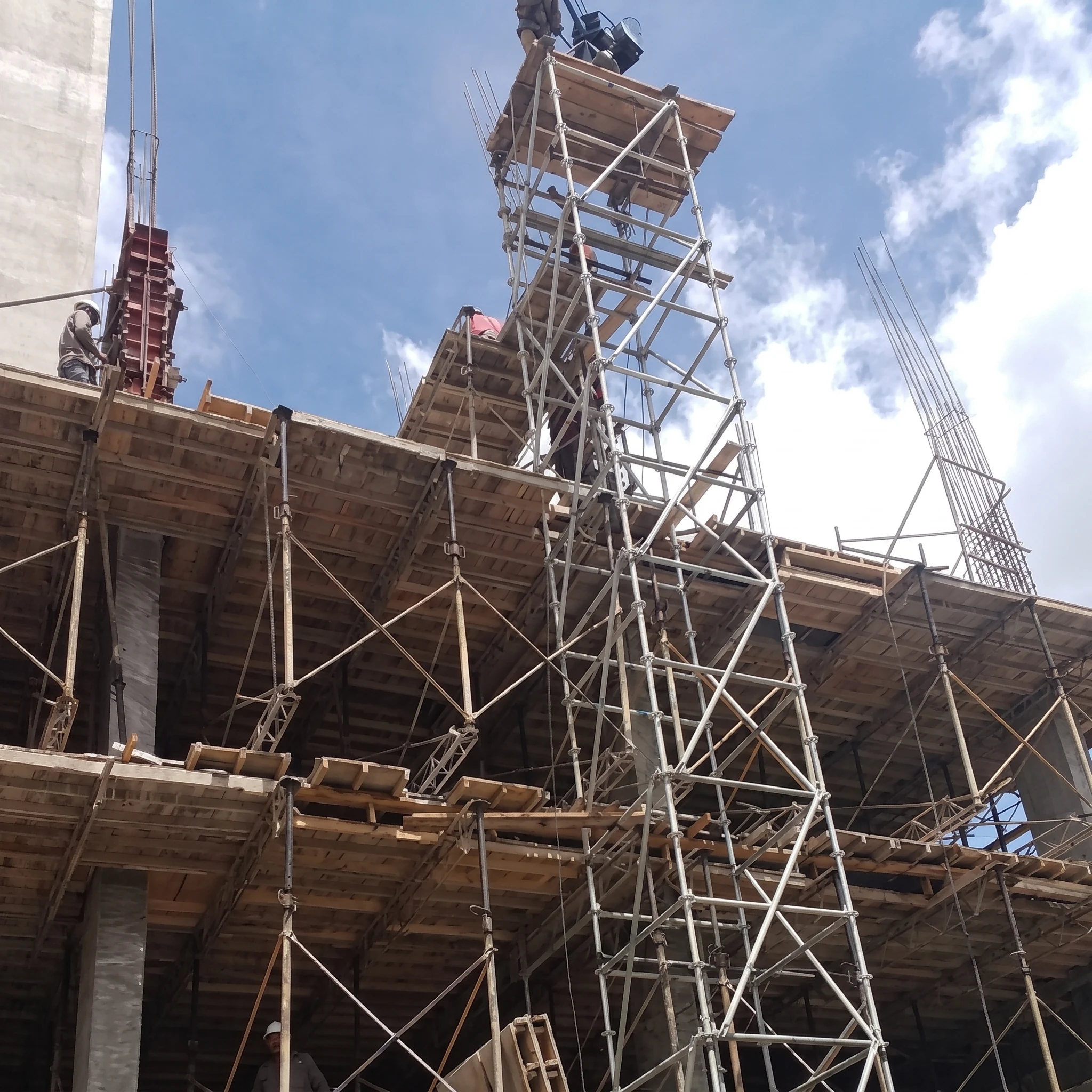 En obra, la estructura se levanta en pórticos de concreto que dejan las plantas libres para reconfigurar las tipologías.