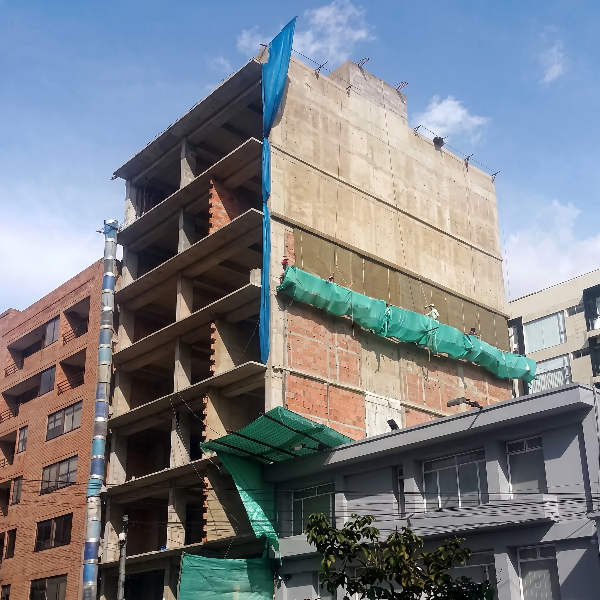 El volumen compacto y esbelto ajustado al ancho del lote, apoyado entre sus dos vecinos.