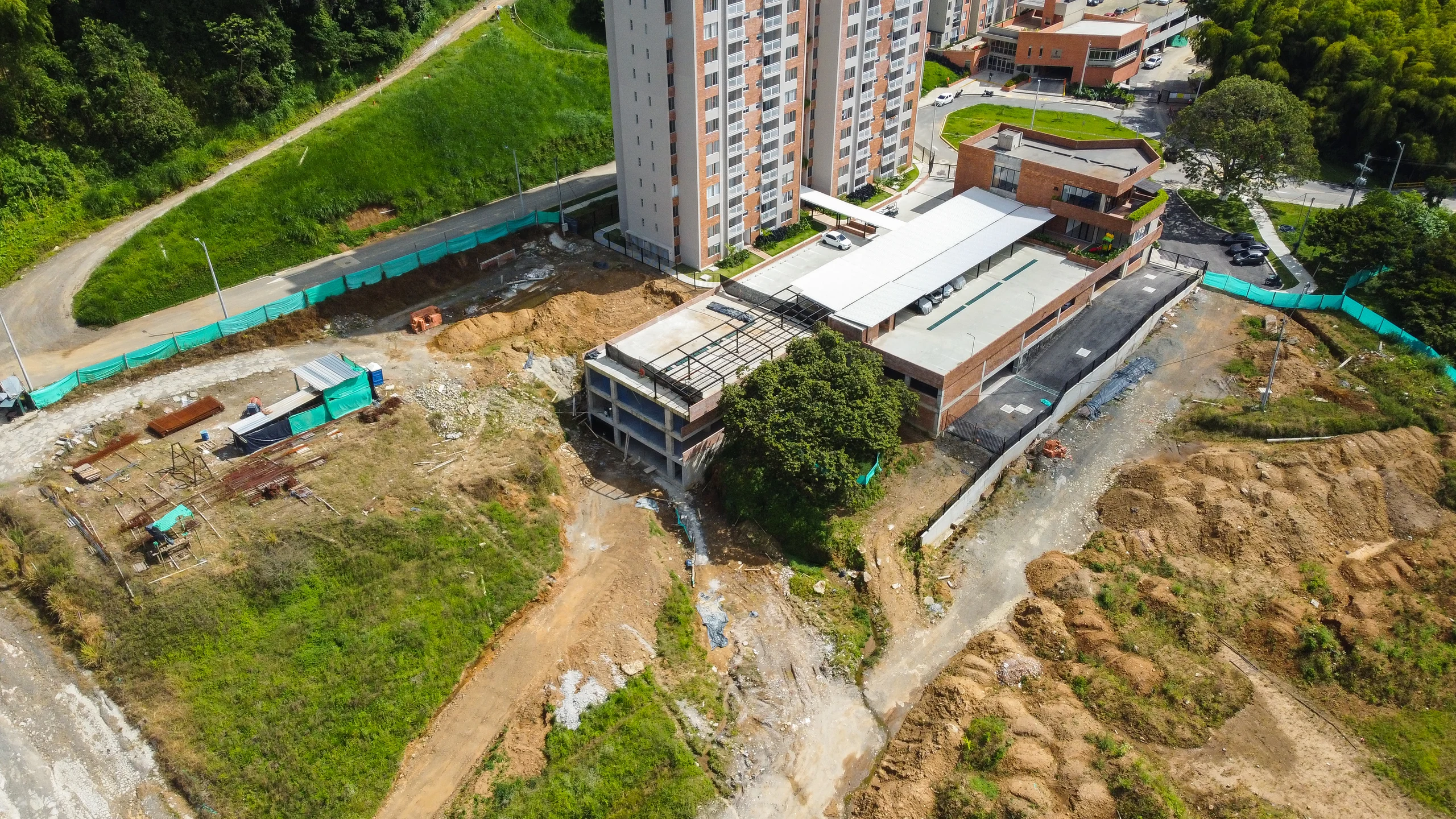 Aérea oblicua durante la obra. La plataforma se extiende hacia la etapa siguiente mientras la primera torre ya está habitada.