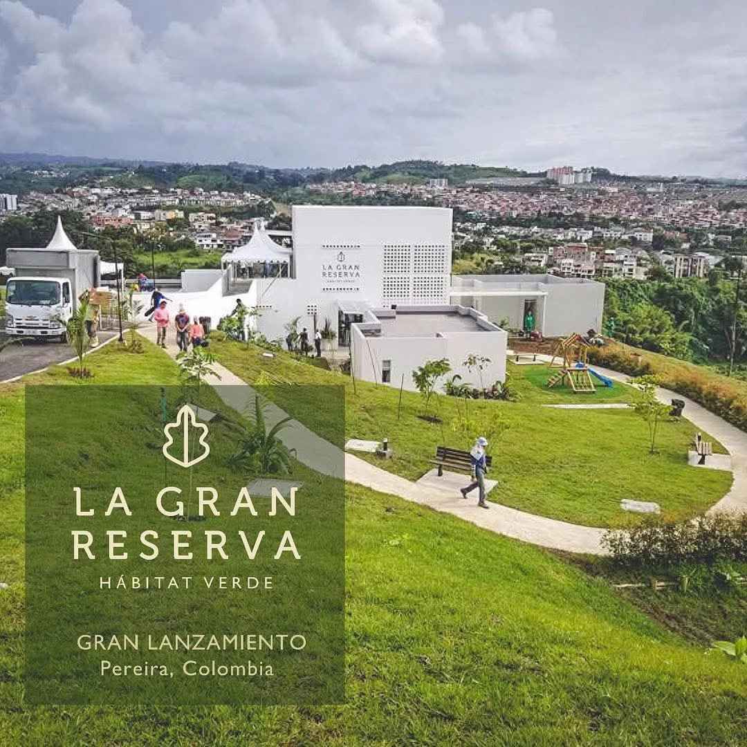 La pieza el día del lanzamiento, con el jardín ya sembrado. El edificio funciona como puerta y como argumento del conjunto a la vez.