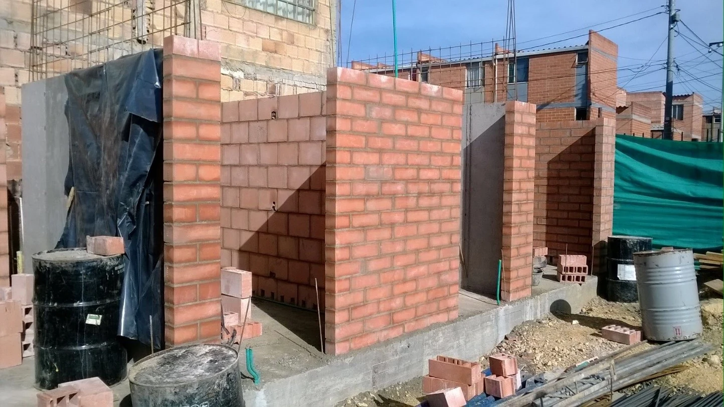 Avance de la mampostería estructural en ladrillo, con los vanos de ventana ya definidos hacia la fachada.