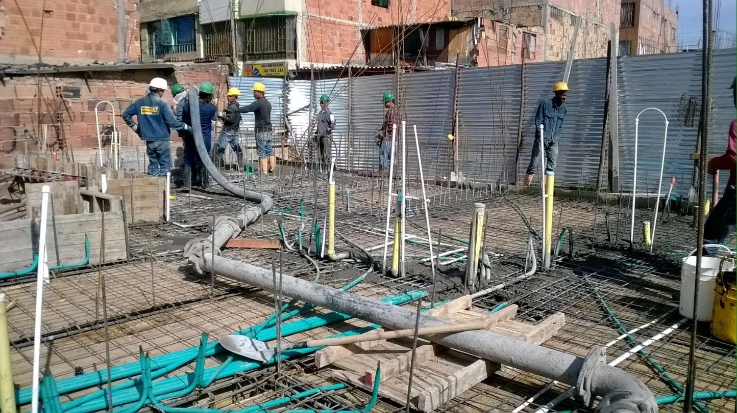Otra jornada de fundida de placa, con el bombeo del concreto y el trabajo coordinado de la cuadrilla en obra.